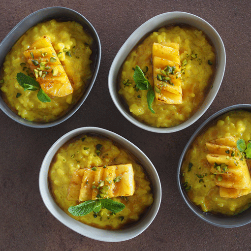 Goldener Milchreis mit geschmorter Ananas